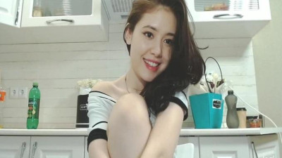  달콤한 외모의 일품 청순 아시아계 젊은 여성 주방 자위 2부, 의자 위에 계란 마개를 올려 다리를 벌리고 근접 클로즈업 클라이맥스 분수