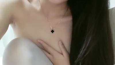  비주얼 좋은 자매꽃 두 사람이 호텔에서 함께 투정을 부리며, 얼굴 전체를 백발로 유혹하고, 늑대 친구들과 장난을 치며, 젖을 비비고 클로즈업하여 늑대 친구들에게 보여주는 등 흥미진진함