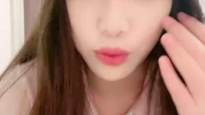  새로 온 콜라 여동생은 얼굴을 내밀고 섹시한 정장 차림으로 늑대 친구를 유혹하고, 지휘자의 생방송을 듣고, 엉덩이를 내밀며 투덜대고, 스스로 소란을 피우고, 신음하고, 표정이 밝습니다.
